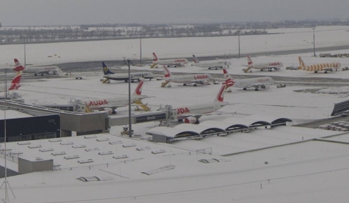 Αυστρία: Προβλήματα στο αεροδρόμιο της Βιέννης λόγω έντονης χιονόπτωσης