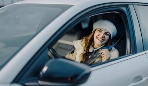 Γιατί είναι επικίνδυνο να φοράς χειμερινό μπουφάν στην οδήγηση
