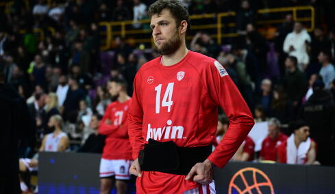 Αγωνία στον Ολυμπιακό: Αποχώρησε στο 29' ο Βεζένκοβ με πρόβλημα στη μέση