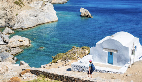 Solo Travel: Η γοητεία του να ταξιδεύεις μόνος -5 προορισμοί στην Ελλάδα για τους επόμενους μήνες
