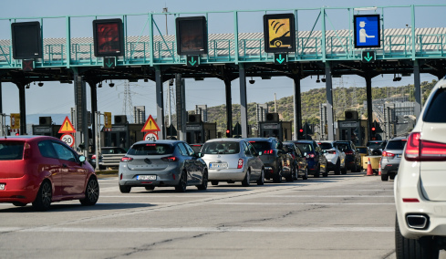 Με πάνω από 88.000 αυτοκίνητα η έξοδος της Καθαράς Δευτέρας: Καθυστερήσεις στην Αθηνών - Λαμίας, «απόβαση» στα νησιά του Αργοσαρωνικού
