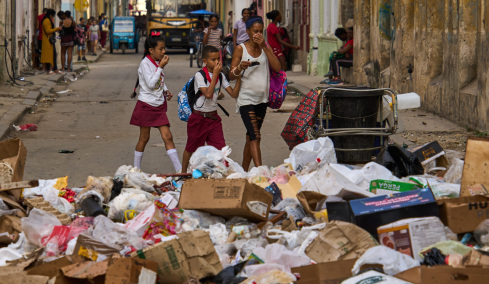 Το σιωπηλό έγκλημα του εμπάργκο Τραμπ στην Κούβα: Πετρέλαιο τέλος, φάρμακα τέλος, οι άνθρωποι ψάχνουν τροφή στα σκουπίδια