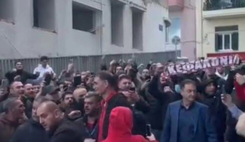 Αποθεώθηκε ο Μπαρτζώκας στη αναχώρηση του Ολυμπιακού για το γήπεδο πριν τον τελικό με τον Παναθηναϊκό, βίντεο 