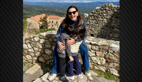 Η Όλγα Κεφαλογιάννη αγκαλιά με τα παιδιά της στον Μυστρά, τι έγραψε για την αξία της οικογένειας