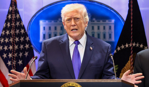 Ο Τραμπ αυξάνει στο 15% τους δασμούς σε όλες τις εισαγωγές από όλες τις χώρες