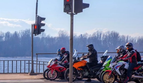Οδηγείς μοτοσικλέτα; Κόψε άμεσα αυτή την κακή συνήθεια
