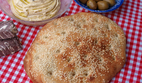 Λαγάνες στην Αθήνα: 12 φούρνοι που ξενυχτούν για την Καθαρά Δευτέρα