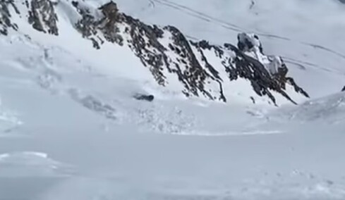 «Θαύμα» των Άλπεων: Βρετανός σκιέρ παρασύρθηκε από χιονοστιβάδα, θάφτηκε στο χιόνι και τον έσωσαν οι φίλοι του, δείτε βίντεο