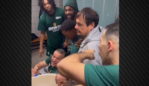 Παναθηναϊκός: Οι παίχτες αφιέρωσαν το Κύπελλο Ελλάδος στον Αταμάν και τη μητέρα του που έφυγε από τη ζωή, δείτε βίντεο