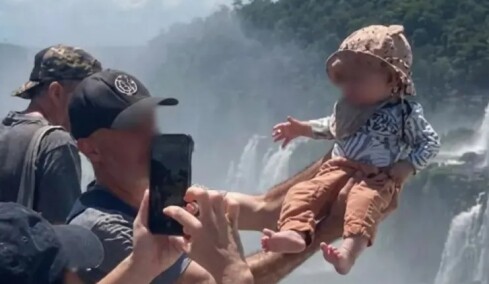 Σάλος με τουρίστα στην Αργεντινή: Σήκωσε βρέφος πάνω από κιγκλίδωμα στον καταρράκτη «Λαιμός του Διαβόλου» για το βγάλει φωτογραφία