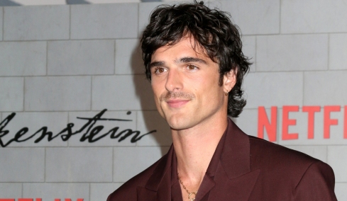 Ο Τζέικομπ Ελόρντι μίλησε για τις ερωτικές σκηνές στα «Ανεμοδαρμένα Ύψη» και δήλωσε ότι είχε χημεία με τη Μάργκοτ Ρόμπι από την πρώτη στιγμή