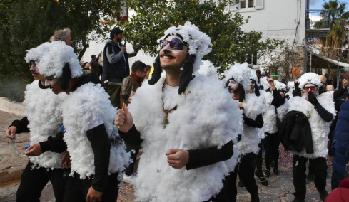 Γέμισε καρναβαλιστές η Ύδρα: Χορός και παιχνίδι στα σοκάκια του νησιού, διακόπηκαν λόγω πολυκοσμίας τα γυρίσματα της ταινίας του Μπραντ Πιτ, βίντεο