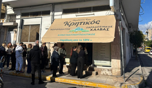 Μεγάλες ουρές για παραδοσιακό χαλβά στη Παλαιά Κοκκινιά, δείτε βίντεο και φωτογραφίες