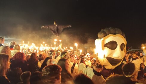 Εντυπωσιακά πλάνα από τις λαμπαδηφορίες στη Νάξο, η πορεία από το κάστρο έως την παραλία, δείτε βίντεο και φωτογραφίες