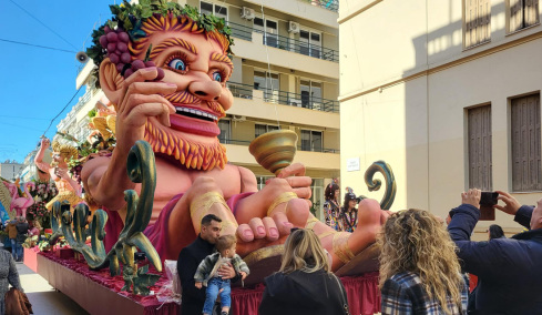 Μεγάλη παρέλαση στην Πάτρα: 50.000 καρναβαλιστές και δεκάδες άρματα πλημμυρίζουν τους δρόμους με χρώματα, μουσική και κέφι