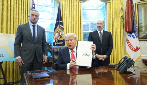 Οι εμπορικές συμφωνίες με ΕΕ και Κίνα θα εξακολουθήσουν να ισχύουν, διαβεβαιώνει η Ουάσινγκτον