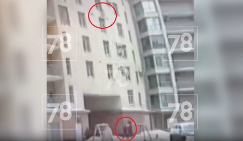 Άνδρας έσωσε παιδί που έπεφτε από τον 7ο όροφο πολυκατοικίας στην Αγία Πετρούπολη, δείτε βίντεο 