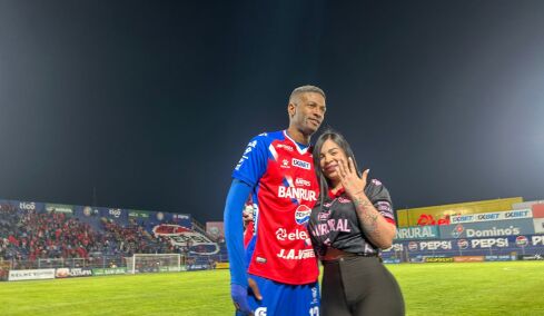 Ζήτησε από τη σύντροφό του να τον παντρευτεί στο γήπεδο και ο αρραβώνας έληξε… τρεις ημέρες μετά