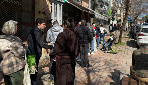 Ουρές για λαγάνα το πρωί της Καθαράς Δευτέρας, δείτε φωτογραφίες και βίντεο