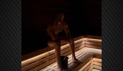 Ο Κωνσταντίνος Αργυρός πόζαρε μέσα σε σάουνα