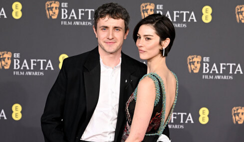 Το φιλί του Πολ Μέσκαλ με τη Γκρέισι Έιμπραμς στο στόμα στα BAFTA μετά τη νίκη του «Hamnet»