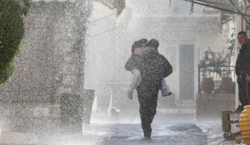 Πώς θα βρέξει στην Ύδρα για τον Μπραντ Πιτ: Οι πρόβες για την τεχνητή καταιγίδα στα γυρίσματα, δείτε βίντεο και φωτογραφίες