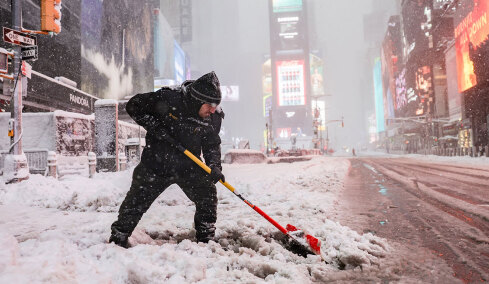 Σε κατάσταση έκτακτης ανάγκης η Νέα Υόρκη που «θάβεται» κάτω από το χιόνι, δείτε βίντεο 
