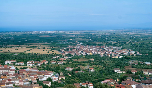 Ζει στην Αλμερία σε δρόμο που δεν έχει όνομα: «Κάποτε έπιασε φωτιά και δεν μας έβρισκαν»