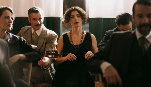 «Astoria»: Η ελληνική κοινότητα του '30 ζωντανεύει στη σκηνή του «Παλλάς»