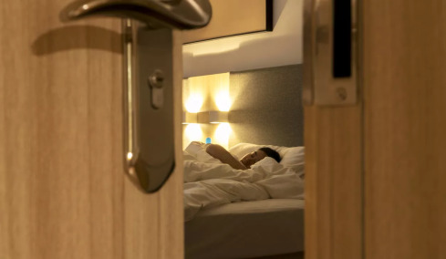 Κοιμάστε με την πόρτα ανοιχτή ή κλειστή; Τι προτείνουν οι ειδικοί για καλύτερο ύπνο