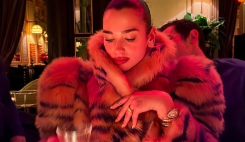 Η Dua Lipa σε βραδινή έξοδο στο Παρίσι φορώντας μια από τις μεγαλύτερες τάσεις της χρονιάς 