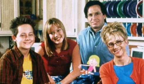 «Αυτό πονάει»: Πώς αποχαιρέτισε η Χίλαρι Νταφ τον τηλεοπτικό πατέρα της, που πέθανε στα 71 του χρόνια (εικόνα)