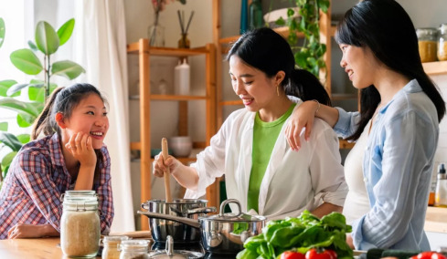 Μάσημα και φτύσιμο – Η νέα (παράλογη) τάση στα social media για απώλεια βάρους