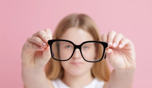 Μυωπία: Δεν φταίνε μόνο οι οθόνες – Ένοχος και ο κακός φωτισμός