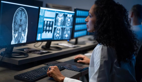 Πόσο «δικός» μας είναι o εγκέφαλος με νευροεμφυτεύματα; Διλήμματα και κίνδυνοι της Νευροτεχνολογίας