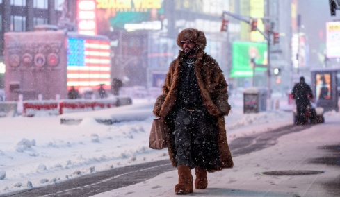 Η Νέα Υόρκη επιστρέφει στην κανονικότητα μετά τη σφοδρότερη χιονοθύελλα της τελευταίας δεκαετίας, δείτε βίντεο 