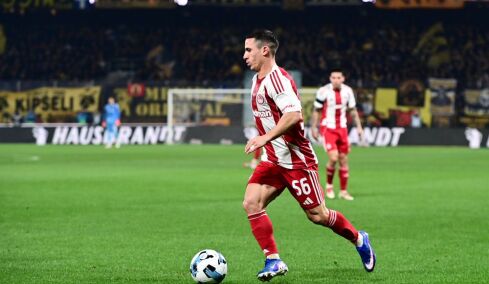 ΑΕΚ: Δύο χρόνια αποκλεισμός από τα γήπεδα σε δύο οπαδούς για την ομπρέλα στον Ποντένσε