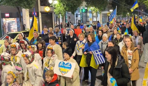 Πορεία της ουκρανικής κοινότητας από τα Προπύλαια στο Σύνταγμα, ζητούν να μπει τέλος στον πόλεμο