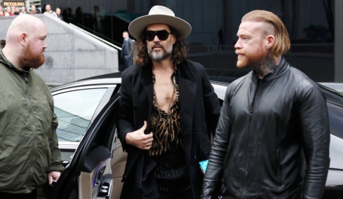 Ο Ράσελ Μπραντ δήλωσε αθώος για νέες κατηγορίες βιασμού και σεξουαλικής επίθεσης