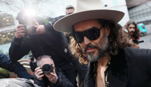 Russell Brand: Δήλωσε αθώος για τις νέες κατηγορίες βιασμού και σεξουαλικής επίθεσης
