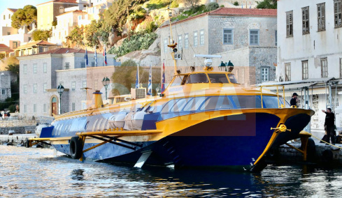 Ταξίδι στον χρόνο με ένα «ιπτάμενο δελφίνι» από τα παλιά στα γυρίσματα της ταινίας με τον Μπραντ Πιτ στην Ύδρα: Βίντεο και φωτογραφίες