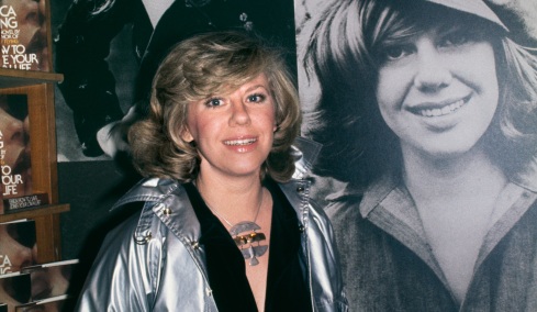 Η κόρη της φεμινίστριας Έρικα Τζονγκ στο Marie Claire: «Μετά το διαζύγιο με άφησε στην νταντά μου και πήγε στη Νέα Υόρκη»