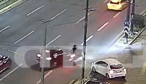 Τροχαίο-σοκ στη Συγγρού, μοτοσικλετιστής χτύπησε σε κολώνα μετά από σύγκρουση με αυτοκίνητο