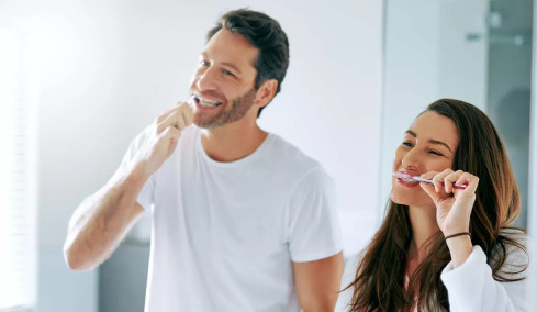 Μακροζωία: Βουρτσίζουμε τα δόντια 3 φορές την ημέρα και μειώνουμε τον κίνδυνο 50 παθήσεων