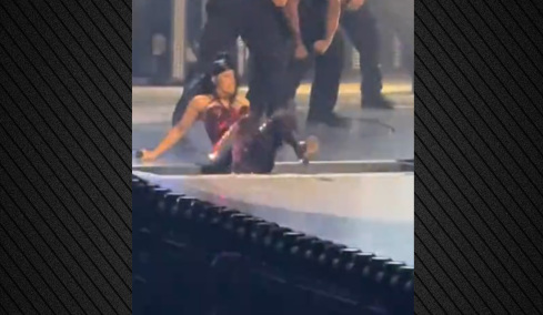 Απρόοπτο ξανά για την Cardi B: Άνοιξε καταπακτή και έπεσε στη σκηνή, δείτε βίντεο