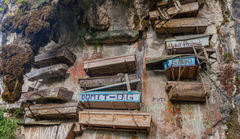 Kίνα: Η αποκάλυψη του μυστηρίου με τα κρεμαστά φέρετρα και οι απόγονοι Μπο