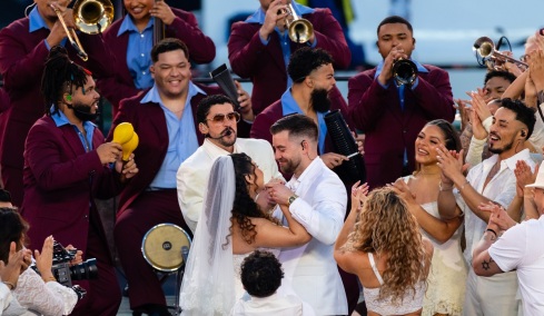 Το ζευγάρι που παντρεύτηκε στο show του Bad Bunny στο Super Bowl είχε γνωριστεί στα επείγοντα ενός νοσοκομείου
