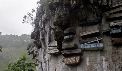 Πώς με τη βοήθεια του DNA λύθηκε το 2.000 ετών μυστήριο με τα κρεμαστά φέρετρα στην Ασία