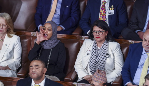 «Σκοτώνετε Αμερικανούς»: Η στιγμή που Δημοκρατική βουλευτής διακόπτει φωνάζοντας την ομιλία του Τραμπ