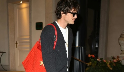 Μπορούμε να μιλήσουμε λίγο για τις τσάντες του Jacob Elordi;